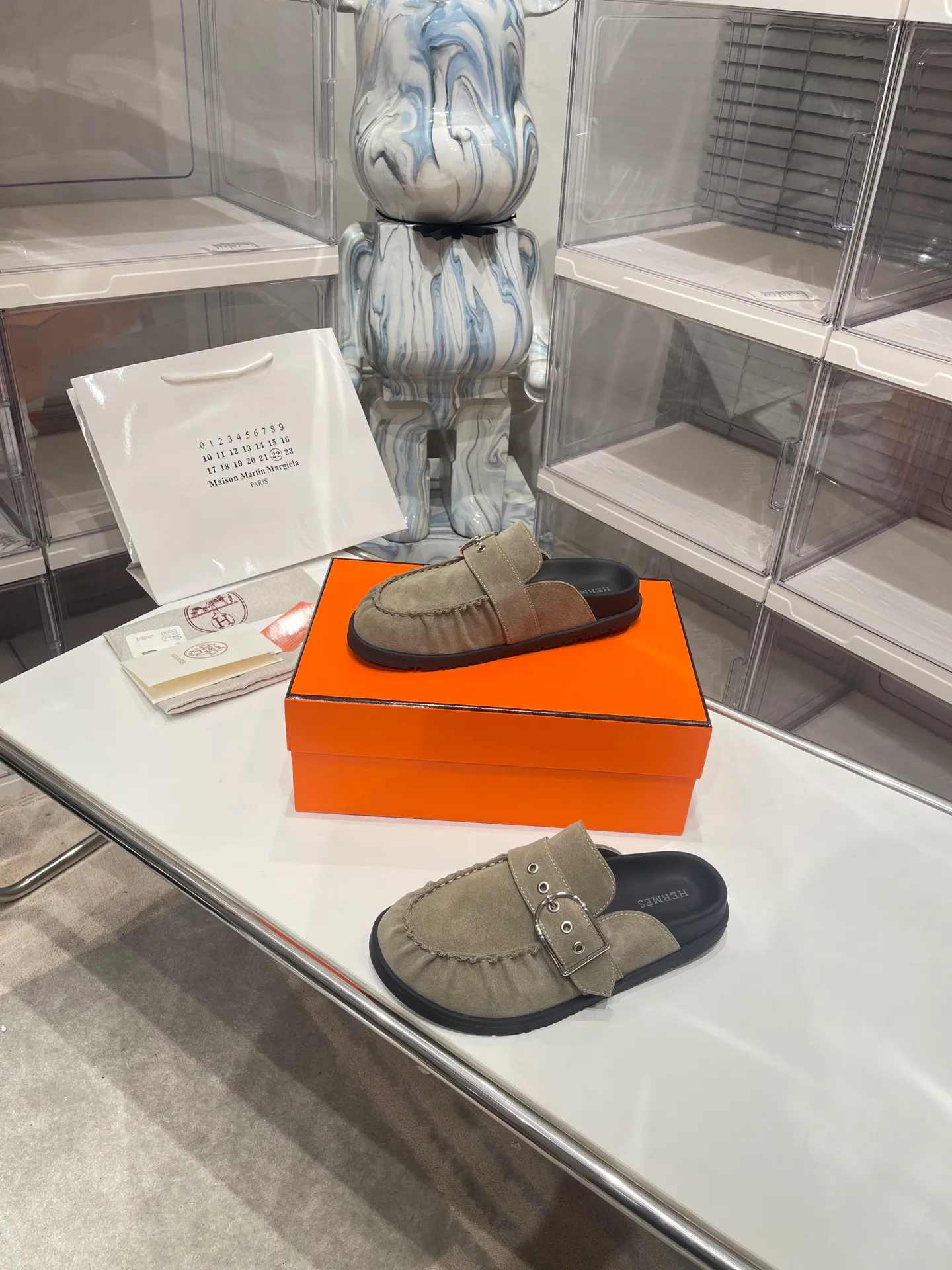 [H Family Hermès] P: 540💰 Size: Male 39-44 (45 46 customized) Female 35-40 (41 42 customized) HERMES Hermès latest kelly buckle couple style Birkenstock slippers, classic family language design! It looks good no matter how you match it! Casual and high-end feeling, the comfort is also great, paired with a variety of colorful socks, it gives a trendy and high-end feel ●Upper: imported cow suede ●Inner: imported sheepskin ●Foot pads: imported mixed sheepskin ●Outsole: Tpu non-slip and wear-resistant outsole